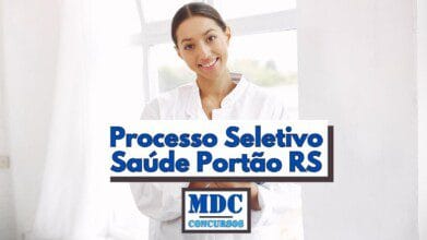 Processos Seletivos 7 Profissional da saúde sorri levemente enquanto veste jaleco branco em ambiente claro com janela ao fundo, transmitindo acolhimento e confiança; sobre a foto aparece um grande retângulo branco com borda sombreada exibindo o texto “Processo Seletivo Saúde Portão RS” em letras azuis, indicando oportunidade de contratação na área da saúde; abaixo do título há um logotipo retangular com moldura cinza contendo as palavras “MDC Concursos” em azul, reforçando a autoria do anúncio
