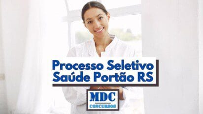 Profissional da saúde sorri levemente enquanto veste jaleco branco em ambiente claro com janela ao fundo, transmitindo acolhimento e confiança; sobre a foto aparece um grande retângulo branco com borda sombreada exibindo o texto “Processo Seletivo Saúde Portão RS” em letras azuis, indicando oportunidade de contratação na área da saúde; abaixo do título há um logotipo retangular com moldura cinza contendo as palavras “MDC Concursos” em azul, reforçando a autoria do anúncio