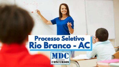 Processos Seletivos 5 A imagem mostra uma professora sorridente escrevendo uma equação matemática no quadro branco em uma sala de aula, enquanto dois alunos, um de camisa vermelha e outro de azul, acompanham a explicação. Em destaque no centro da imagem, há uma faixa com os dizeres “Processo Seletivo Rio Branco - AC” e, logo abaixo, o logotipo da “MDC Concursos”. A cena remete a um ambiente educacional, relacionado a seleção de professores.