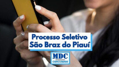Imagem mostra uma mulher segurando um celular amarelo com as duas mãos enquanto acessa alguma informação online em um ambiente iluminado naturalmente no centro da imagem há um banner branco com texto em letras azuis escrito Processo Seletivo São Braz do Piauí acompanhado do logotipo MDC Concursos em azul localizado na parte inferior do banner