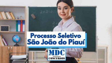 Mulher jovem de cabelos escuros e presos, vestindo camisa social clara, está em pé em uma sala de aula com quadro verde ao fundo e expressão sorridente no rosto; ao lado dela há uma estante com livros, pastas coloridas e um globo terrestre, e sobre a imagem aparece a frase Processo Seletivo São João do Piauí com o logotipo MDC Concursos abaixo