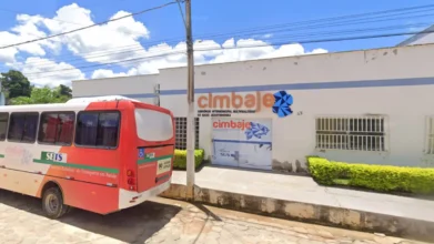 Sede do CIMBAJE com ônibus do processo seletivo CIMBAJE estacionado em frente
