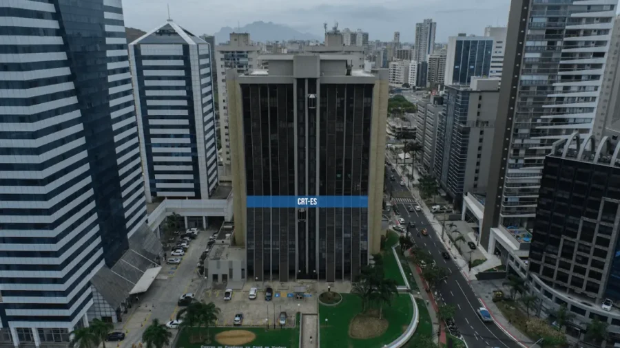 Prédio do CRT-ES em Vitória durante o processo seletivo CRT ES 2026