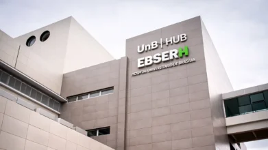 Processo seletivo EBSERH 2026 com fachada de hospital universitário da rede EBSERH