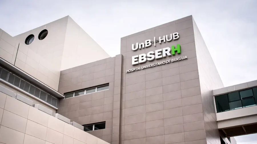 Processo seletivo EBSERH 2026 com fachada de hospital universitário da rede EBSERH