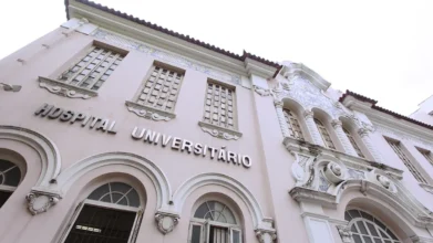 Fachada de hospital universitário federal, cenário do processo seletivo EBSERH 2026