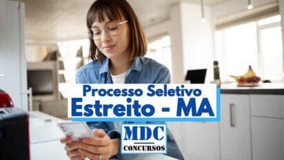 Mulher jovem com óculos e cabelo castanho liso aparece sorrindo enquanto manuseia um celular em um ambiente doméstico moderno e bem iluminado, com móveis claros ao fundo. Sobre a imagem, há uma faixa com os dizeres "Processo Seletivo Estreito - MA" em letras grandes e azuis, e abaixo o logotipo "MDC Concursos". A imagem transmite sensação de foco e organização.