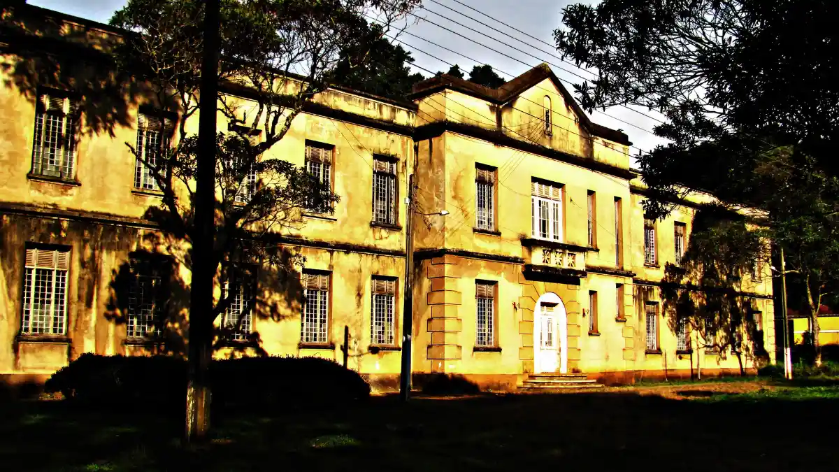 Processo seletivo Fundação Juquery (SP) abre 46 vagas com salários de até R$ 4,6 mil; veja detalhes 1 Processo seletivo Fundação Juquery (SP): fachada histórica do complexo hospitalar onde serão ofertadas vagas