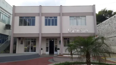 Fachada do prédio da Prefeitura de Luzerna com letreiro em destaque, palmeira à frente e estacionamento no processo seletivo Luzerna SC