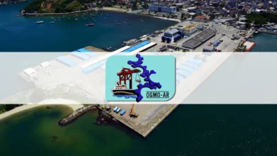 Vista aérea do Porto de Angra dos Reis com logo do processo seletivo OGMO-AR