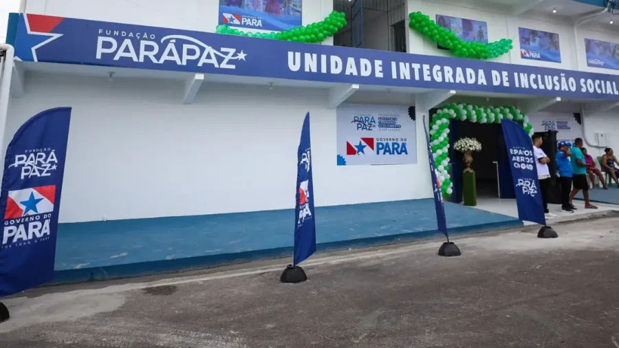 Fachada de unidade da Fundação Parápaz com bandeiras e balões - processo seletivo Parápaz 2026