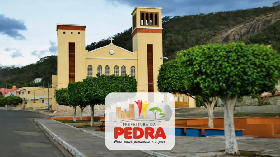 processo seletivo Pedra PE 2026 com vista da cidade e prédio histórico ao fundo