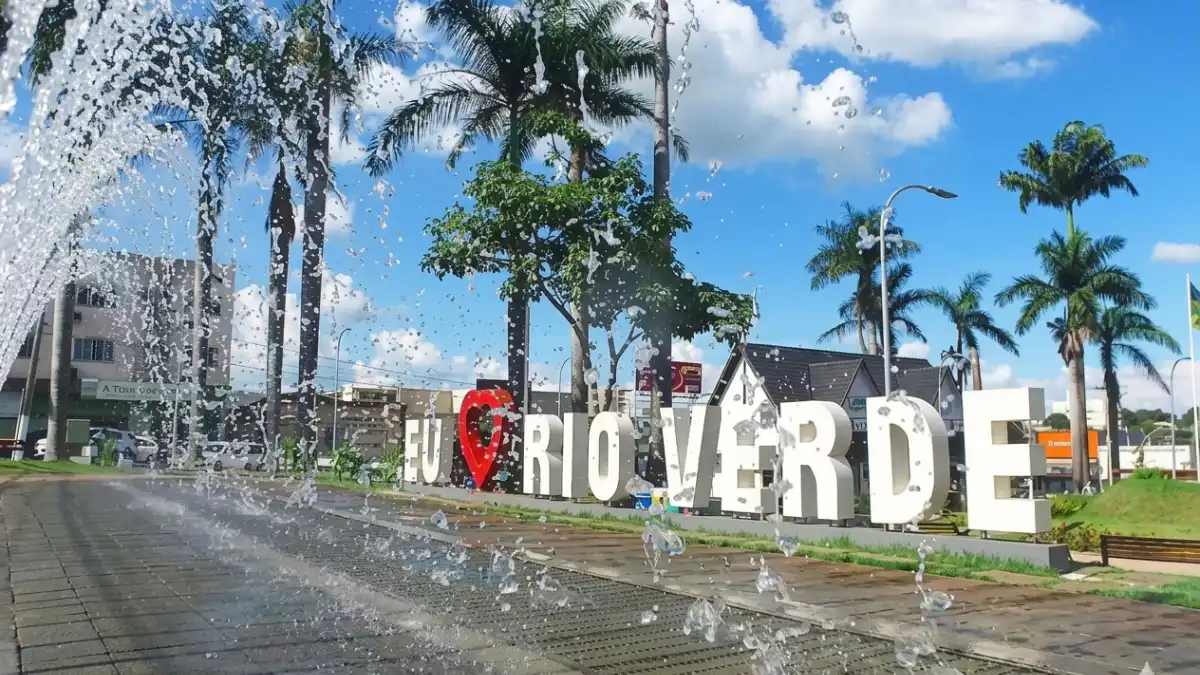 Processo seletivo Rio Verde (GO) abre 624 vagas; veja cargos e como se inscrever 1 Processo seletivo Rio Verde (GO) com imagem da cidade e letreiro turístico