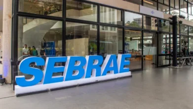 Processo seletivo SEBRAE RJ na unidade do SEBRAE com logotipo em destaque