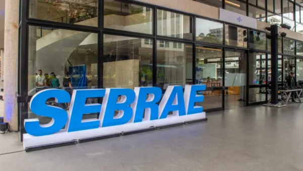 Processo seletivo SEBRAE RJ na unidade do SEBRAE com logotipo em destaque