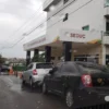 Fachada da SEDUC com placa "Secretaria de Estado da Educação" em dia chuvoso, carros no estacionamento do processo seletivo SEDUC MA