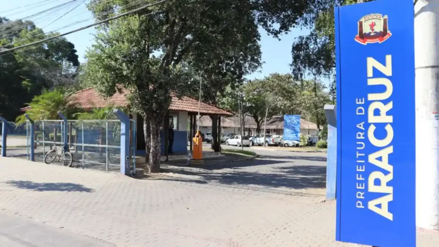 Entrada da Prefeitura de Aracruz com placa azul identificando sede do processo seletivo SEMED Aracruz ES