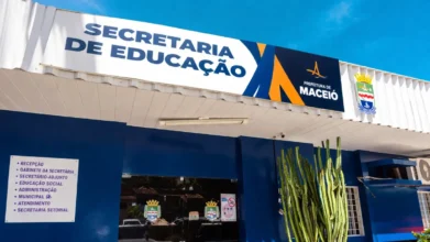 Processo seletivo SEMED Maceió: fachada da Secretaria Municipal de Educação com identificação da Prefeitura