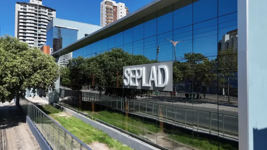 Fachada envidraçada do prédio da SEPLAD com logotipo em destaque, sede do processo seletivo SEPLAD PA