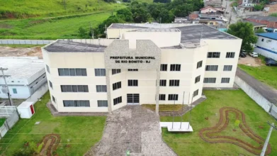 Prédio da Prefeitura de Rio Bonito durante o processo seletivo SME Rio Bonito