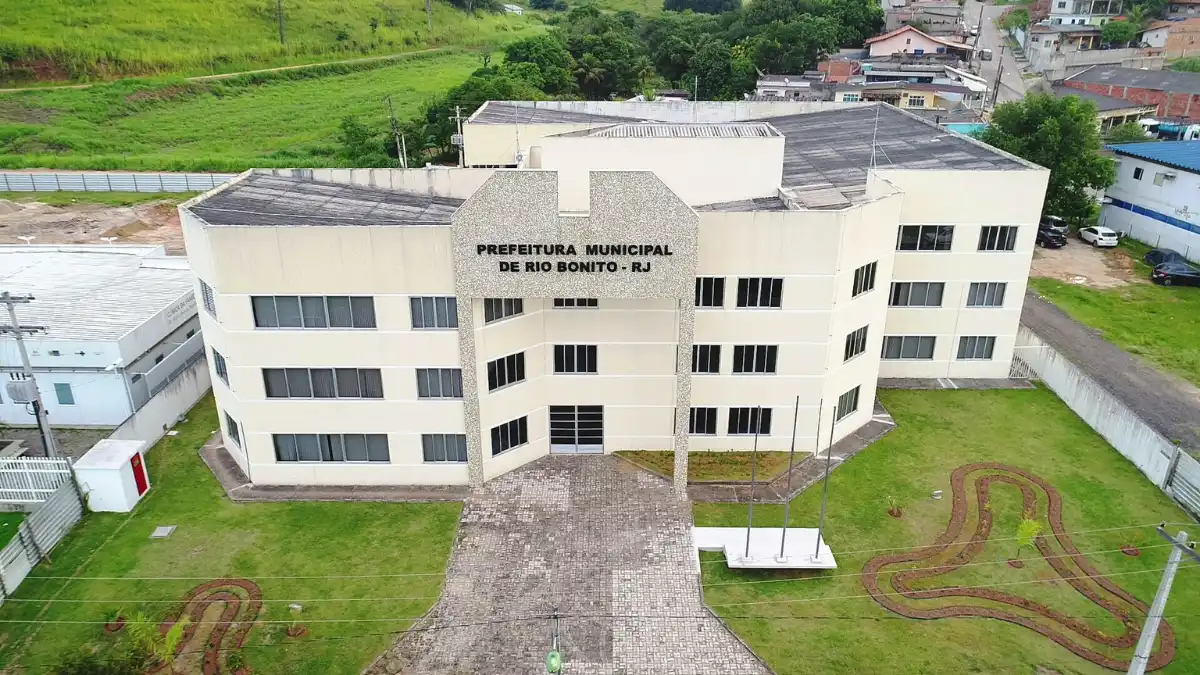 Prédio da Prefeitura de Rio Bonito durante o processo seletivo SME Rio Bonito
