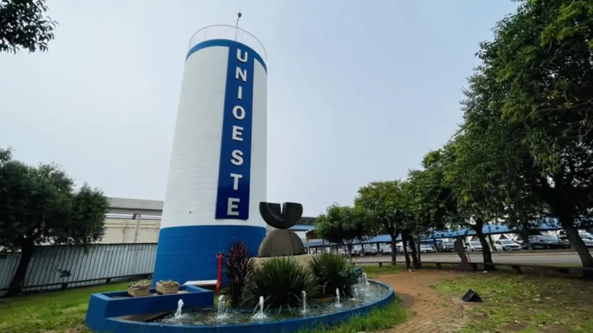 Torre da UNIOESTE com logotipo da universidade no processo seletivo UNIOESTE 2026