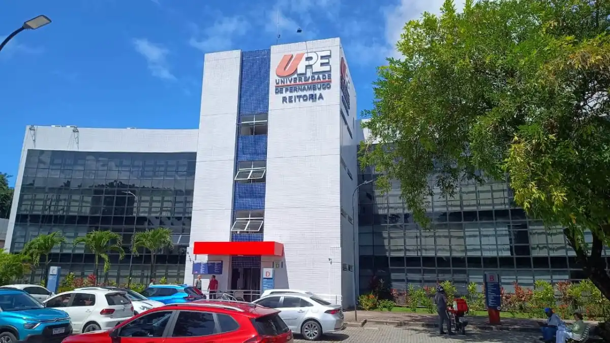 Fachada da Universidade de Pernambuco (UPE) relacionada ao processo seletivo UPE com resultado divulgado para vagas de níveis médio e superior