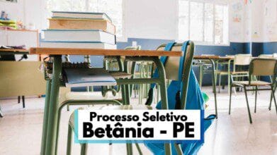 Processos Seletivos 3 Sala de aula com carteiras e cadeiras escolares organizadas em filas. Sobre uma das carteiras, há uma pilha de livros e cadernos, enquanto uma mochila azul está pendurada no encosto da cadeira. O ambiente é bem iluminado com luz natural que entra pelas janelas ao fundo. As paredes são decoradas com desenhos e têm pintura em dois tons: azul e branco. Na parte inferior da imagem, há um destaque com o texto “Processo Seletivo Betânia - PE” em letras grandes e em negrito.
