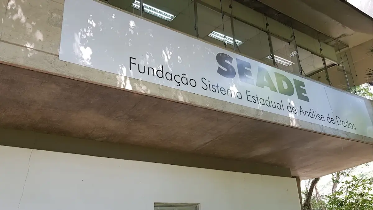 Programa de Estágio SEADE SP: placa da fachada da Fundação SEADE em prédio de vidro
