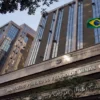 Fachada do MPMG, sede do Programa de Residência Jurídica, com bandeira do Brasil