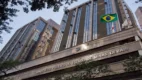 Fachada do MPMG, sede do Programa de Residência Jurídica, com bandeira do Brasil