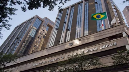 Fachada do MPMG, sede do Programa de Residência Jurídica, com bandeira do Brasil