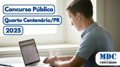 Homem sentado em frente a um notebook em um ambiente bem iluminado, aparentemente estudando ou trabalhando. No canto esquerdo da imagem há textos em destaque com moldura azul que dizem: Concurso Público, Quarto Centenário PR, 2025. No canto inferior direito está o logotipo da MDC Concursos. A imagem remete a um anúncio de concurso público com foco em preparação e estudo
