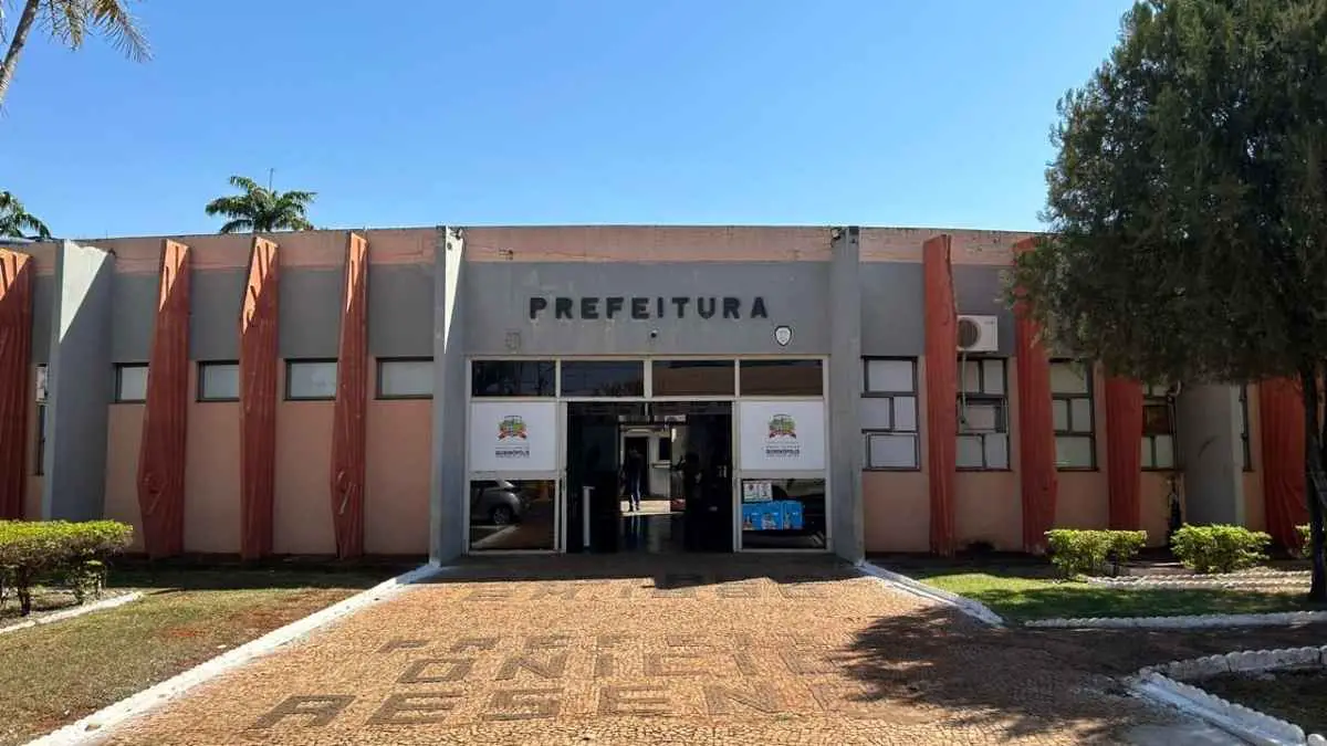 Fachada da Prefeitura de Quirinópolis em dia ensolarado, com entrada principal ao centro e letreiro “PREFEITURA” acima da porta.