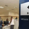 Atendimento ao público em unidade do REDA DETRAN BA com candidatos e servidores ao balcão de veículos