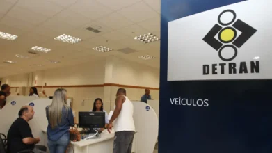 Atendimento ao público em unidade do REDA DETRAN BA com candidatos e servidores ao balcão de veículos
