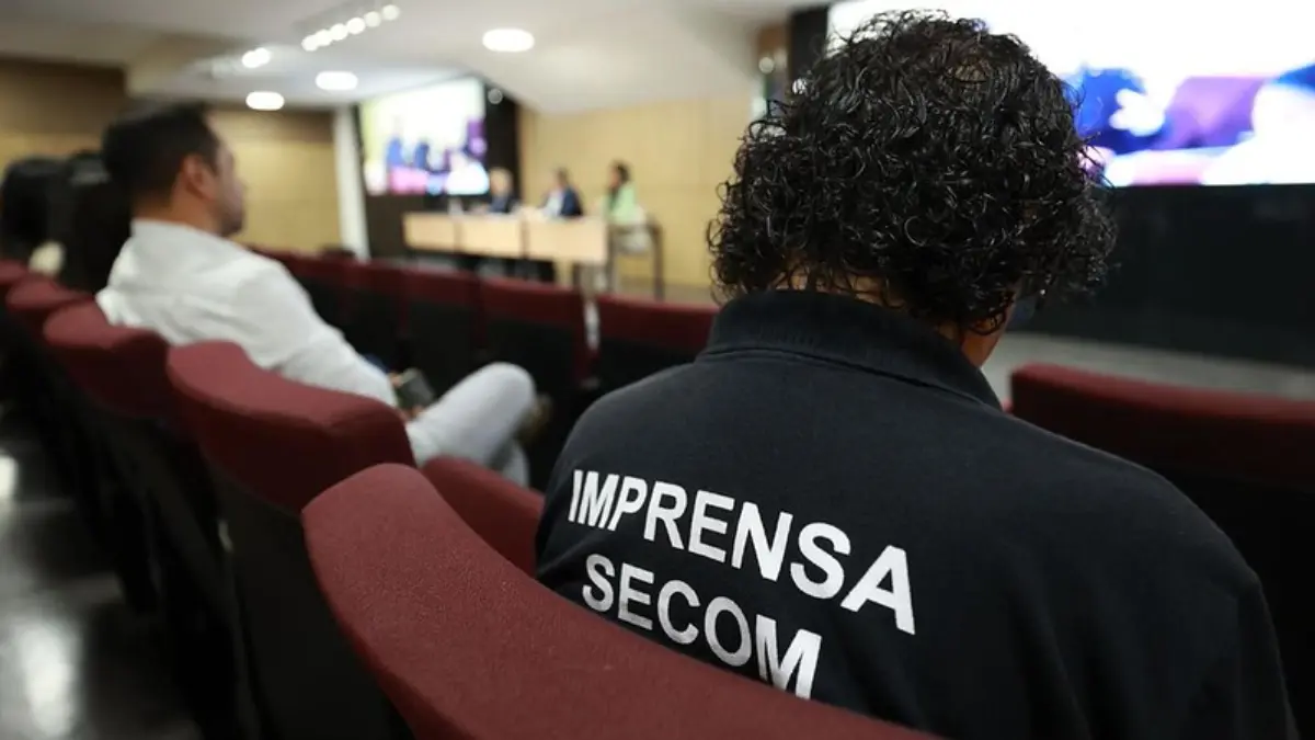 Profissional da imprensa acompanha coletiva do REDA SECOM BA 2026 com 21 vagas de nível superior em comunicação social