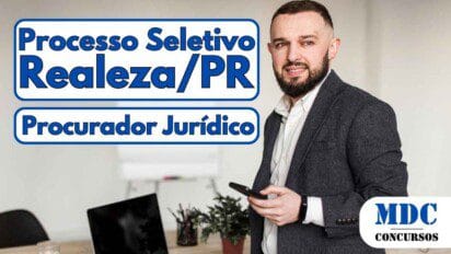 Homem de terno escuro e camisa branca segura celular e sorri em escritório com laptop, flip chart e mesa de madeira - Realeza (PR) oferece salário de R$ 5,2 mil para Procurador Jurídico em Processo Seletivo