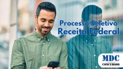 Homem de camisa verde sorri enquanto olha para o celular. Seu reflexo aparece em um vidro ao lado. Texto em azul diz "Processo Seletivo Receita Federal". No canto inferior direito, há um logotipo com "MDC Concursos" em azul e preto - Receita Federal abre 16 vagas para Peritos em São Luís