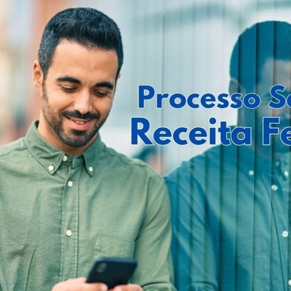 Homem de camisa verde sorri enquanto olha para o celular. Seu reflexo aparece em um vidro ao lado. Texto em azul diz "Processo Seletivo Receita Federal". No canto inferior direito, há um logotipo com "MDC Concursos" em azul e preto - Receita Federal abre 16 vagas para Peritos em São Luís