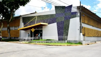 Sede da Prefeitura de Resende vista pela fachada com rampa de acesso e marquise amarela. Foto: Divulgação/Prefeitura deResende-RJ