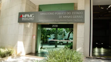 Fachada do edifício do Ministério Público de Minas Gerais com logotipo do MPMG e processo seletivo de Residência Jurídica
