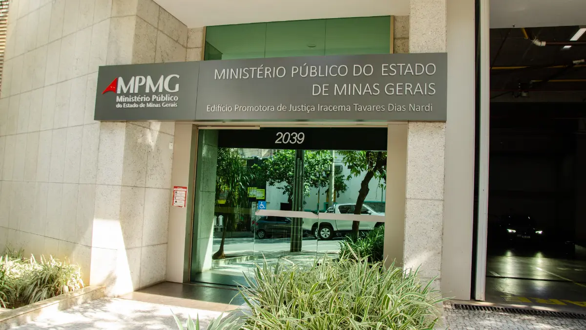 Residência Jurídica MPMG abre 13 vagas com Bolsa de R$ 4.863,00 em diversas cidades 1 Fachada do edifício do Ministério Público de Minas Gerais com logotipo do MPMG e processo seletivo de Residência Jurídica