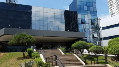 prédio do Tribunal de Justiça do Espírito Santo relacionado à Residência Jurídica do TJES com fachada moderna e área externa com escadas e jardins