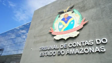 Fachada do Tribunal de Contas do Estado do Amazonas com brasão institucional, sede da Residência Jurídica e Contábil