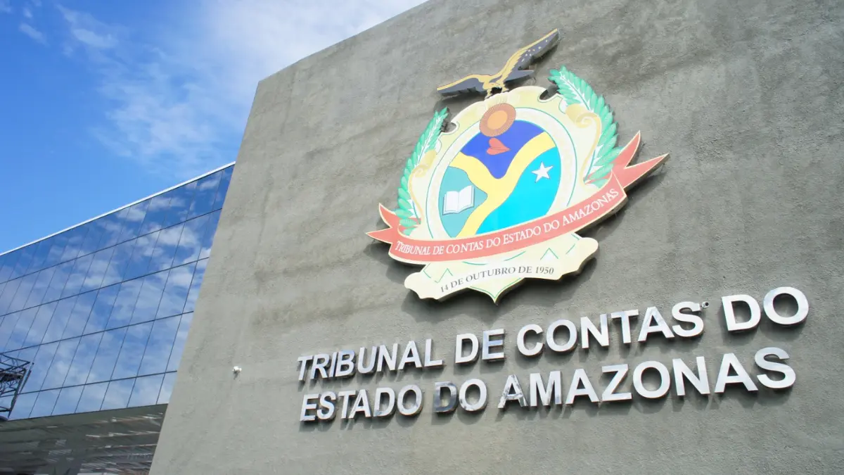 Residência Jurídica e Contábil TCE/AM abre 30 vagas com bolsa de R$ 3 mil 1 Fachada do Tribunal de Contas do Estado do Amazonas com brasão institucional, sede da Residência Jurídica e Contábil