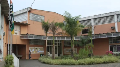 Sede da Prefeitura de Embu das Artes (SP) com fachada institucional e área externa com jardins