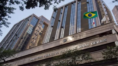 Processos Seletivos 6 Residência jurídica MPMG com fachada do Ministério Público de Minas Gerais e bandeira do Brasil