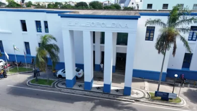 Resultado Campos dos Goytacazes RJ: Fachada da Escola Municipal Leopoldina, em Campos dos Goytacazes (RJ)
