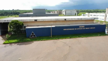 Campus da UEMG Universidade do Estado de Minas Gerais, com letreiro institucional na fachada azul do edifício, simbolizando a divulgação do resultado concurso UEMG 2025